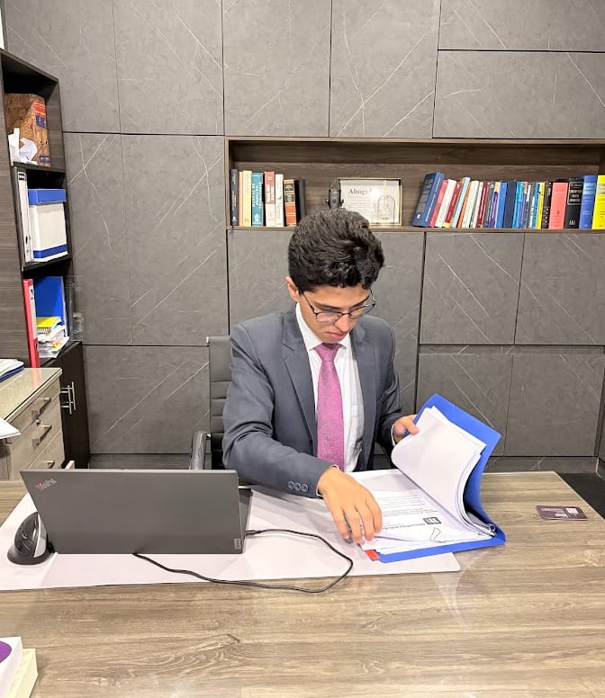 Revisando algún expediente, en mi oficina de Ibarra.